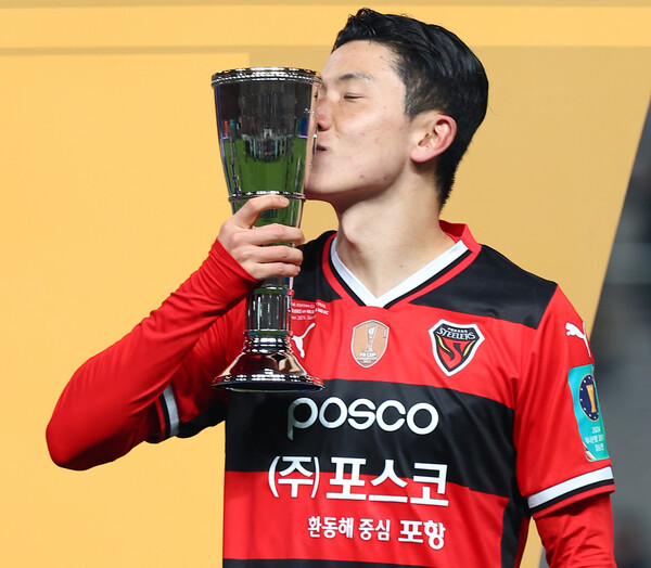 30일 오후 서울월드컵경기장에서 열린 2024 하나은행 코리아컵 포항 스틸러스와 울산HD의 결승전이 끝나고 열린 시상식에서 포항 김인성이 트로피를 들고 포즈를 취하고 있다. /연합뉴스