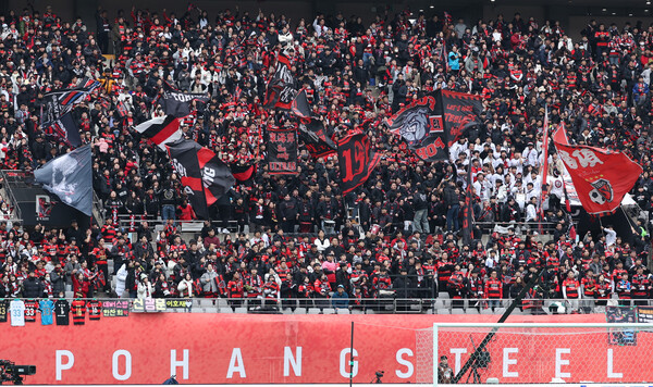 30일 오후 서울월드컵경기장에서 열린 2024 하나은행 코리아컵 포항 스틸러스와 울산HD의 결승전. 포항 팬들이 응원전을 펼치고 있다. /연합뉴스