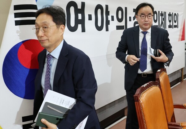 이종태(왼쪽) 한국의과대학·의학전문대학원협회(KAMC) 이사장과 이진우 대한의학회장이 1일 오후 서울 여의도 국회에서 열린 여야의정 협의체 전체회의 직후 협의체 참여 중단을 선언하고 자리에서 이동하고 있다. /연합뉴스