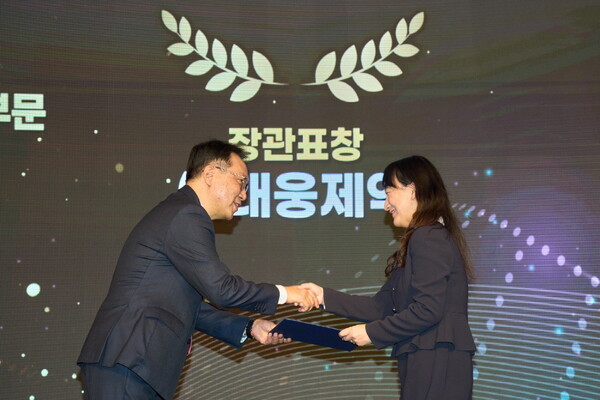박은경 대웅제약 C&D전략팀장이 우수 혁신형 제약기업 보건복지부 장관 표창을 수여 받고 있다./대웅제약 제공