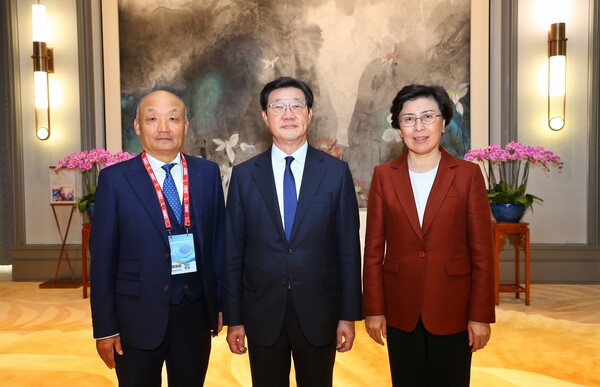 (왼쪽부터) 송 뤼린 제약혁신연구개발협회장, 노연홍 한국제약바이오협회장, 장 슈양 제약혁신연구개발협회 이사장이 MOU 체결 후 기념사진을 촬영하고 있다. /한국제약바이오협회 제공