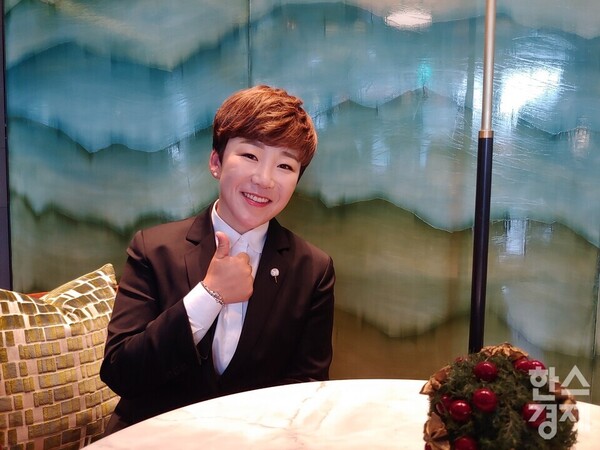 신지애가 과거 본지와 인터뷰 후 포즈를 취하고 있다. /박종민 기자