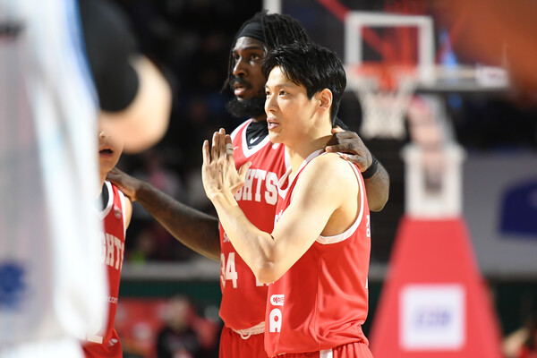서울 SK 자밀 워니와 김선형(오른쪽). /KBL 제공
