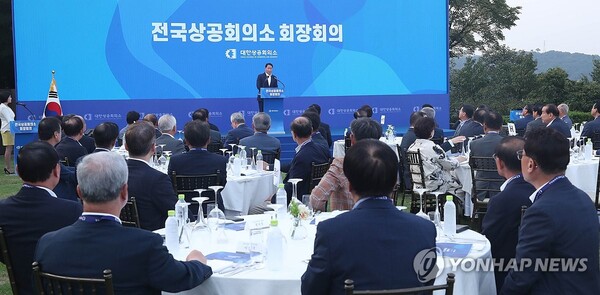 대한상공회의소는 2일 대구 인터불고 호텔에서 ‘전국상공회의소 회장 회의’를 개최하고 “위기 극복을 위해서는 기존의 방식을 뛰어넘는 파괴적 제도혁신이 필요하다”는 데  공감대를 모았다고 밝혔다. 사진은 작년에 열린 전국상공회의소 회장 회의 / 연합뉴스
