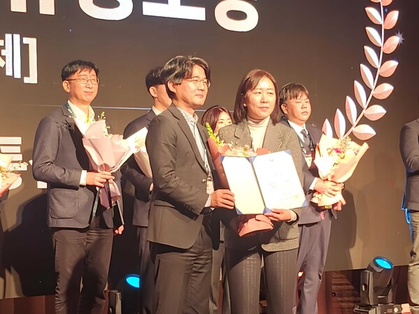 임주영 안랩블록체인컴퍼니 사업총괄리더(오른쪽)가 ‘2024 블록체인 유공’ 과학기술정보통신부 장관 표창 단체 부문을 수상하고 기념 사진을 촬영하고 있다./사진=안랩