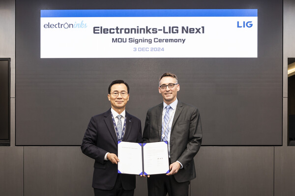 3일 LIG넥스원 판교R&D센터에서 열린 '차세대 부품소재 기술개발 및 상용화를 위한 전략적 협력 양해각서(MOU)' 체결식에서 신익현 LIG넥스원 대표(왼쪽), 멜브스 르미유 일렉트론잉크스 사장이 기념촬영을 하고 있다./ LIG넥스원