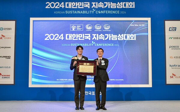 KCC는 ‘2024 대한민국 지속가능성대회’에서 △지속가능성보고서상(KRCA) 제조 부문 10년 연속 ‘우수보고서’ 선정 △지속가능성지수(KSI) 건축자재 산업 부문 1위 △정재훈 대표이사(사장) 최고경영자상(CEO상) 수상까지 대회 유일의 3관왕을 차지하는 영예를 안았다고 3일 밝혔다. / KCC