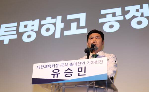 유승민 전 대한탁구협회 회장이 3일 오전 서울 중구 한 호텔에서 대한체육회장 공식 출마 선언 기자회견을 열고 발언하고 있다. /연합뉴스