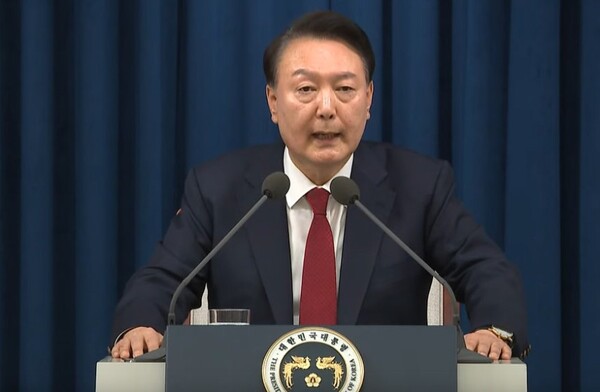 윤석열 대통령이 3일 오후 서울 용산 대통령실 청사에서 긴급 담화를 하고 있다. /KTV 캡처