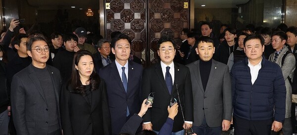 비상계엄 해제 요구안이 가결된 뒤 민주당 의원들이 기자회견을 하고 있다. / 연합뉴스