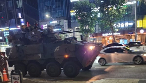 도심 달리는 무장장갑차. /독자 제공