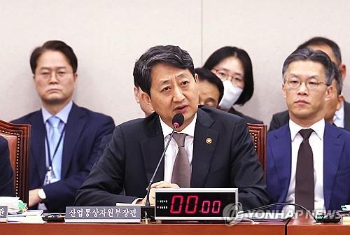 안덕근 산업통상자원부 장관은 24일 국회에서 열린 산업통상자원중소벤처기업위원회의 산업통상자원부 대상 종합 국정감사에서 “부득이하게 대기업을 중심으로 산업용 전기요금을 인상한 부분은 민생과 서민경제에 어려운 부분이 있어 고육지책 하나로 방안 마련한 것”이라고 밝혔다. / 연합뉴스