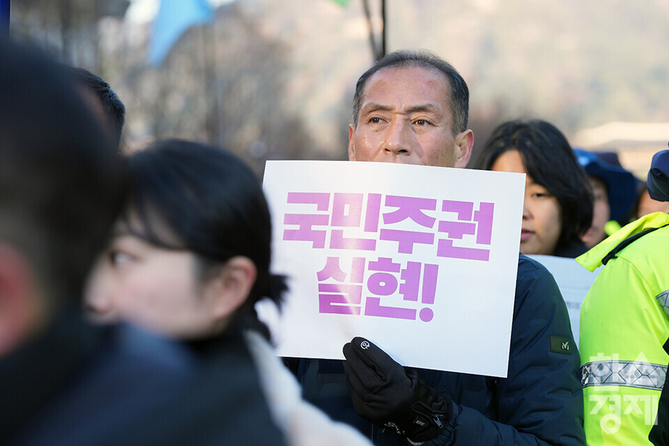 민주노총 수도권 조합원이 4일 오전 서울 광화문 광장에서 '윤석열 불법 계엄 규탄 내란죄 윤석열 퇴진 국민주권 실현을 위한 전면적 저항운동 선포 전국민 비상 행동' 집회를 열고 있다. /최대성 기자 dpdaesung@sporbiz.co.kr 2024.12.04.