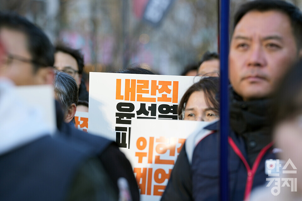 민주노총 수도권 조합원이 4일 오전 서울 광화문 광장에서 '윤석열 불법 계엄 규탄 내란죄 윤석열 퇴진 국민주권 실현을 위한 전면적 저항운동 선포 전국민 비상 행동' 집회를 열고 있다. 집회 참가자들이 피켓을 들고 있다. /최대성 기자 dpdaesung@sporbiz.co.kr 2024.12.04.