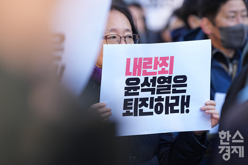 민주노총 수도권 조합원이 4일 오전 서울 광화문 광장에서 '윤석열 불법 계엄 규탄 내란죄 윤석열 퇴진 국민주권 실현을 위한 전면적 저항운동 선포 전국민 비상 행동' 집회를 열고 있다. 집회 참가자들이 피켓을 들고 있다. /최대성 기자 dpdaesung@sporbiz.co.kr 2024.12.04.