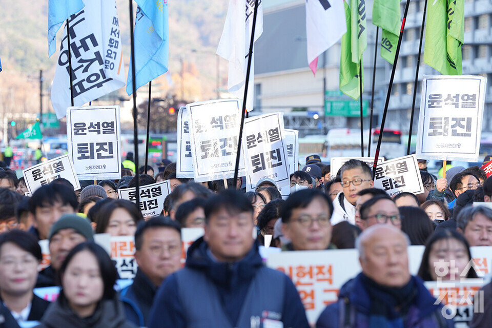 민주노총 수도권 조합원이 4일 오전 서울 광화문 광장에서 '윤석열 불법 계엄 규탄 내란죄 윤석열 퇴진 국민주권 실현을 위한 전면적 저항운동 선포 전국민 비상 행동' 집회를 열고 있다. 집회 참가자들이 피켓을 들고 있다. /최대성 기자 dpdaesung@sporbiz.co.kr 2024.12.04.