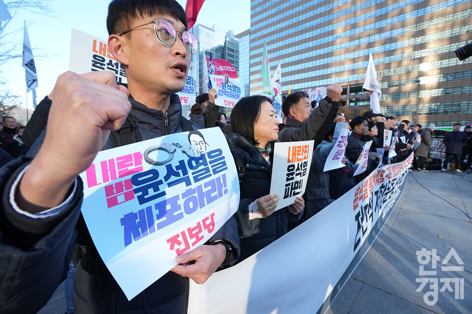 민주노총 수도권 조합원이 4일 오전 서울 광화문 광장에서 '윤석열 불법 계엄 규탄 내란죄 윤석열 퇴진 국민주권 실현을 위한 전면적 저항운동 선포 전국민 비상 행동' 집회를 열고 있다. 집회 참가자들이 피켓을 들고 구호를 외치고 있다. /최대성 기자 dpdaesung@sporbiz.co.kr 2024.12.04.