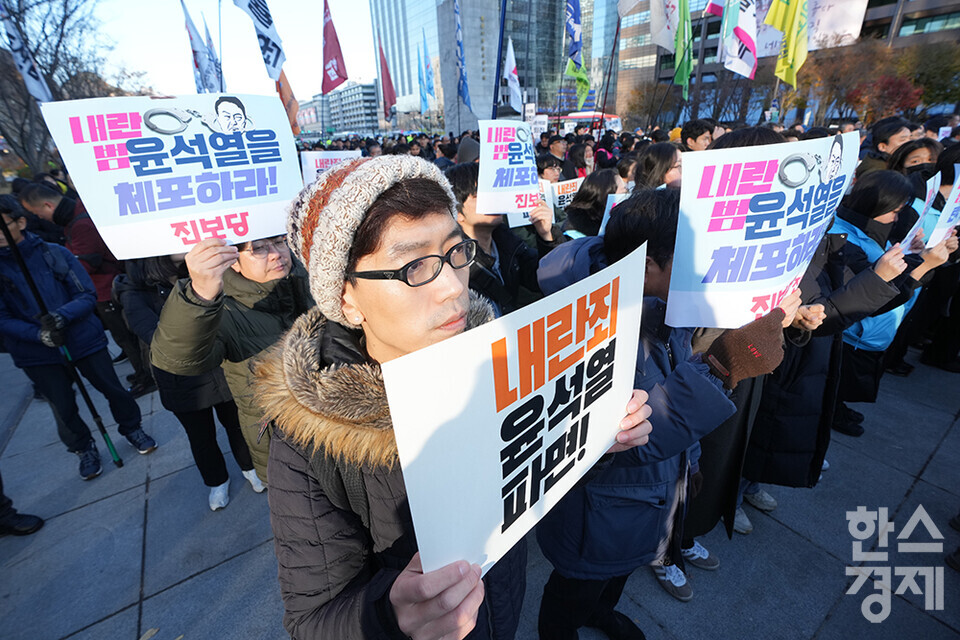 민주노총 수도권 조합원이 4일 오전 서울 광화문 광장에서 '윤석열 불법 계엄 규탄 내란죄 윤석열 퇴진 국민주권 실현을 위한 전면적 저항운동 선포 전국민 비상 행동' 집회를 열고 있다. /최대성 기자 dpdaesung@sporbiz.co.kr 2024.12.04.