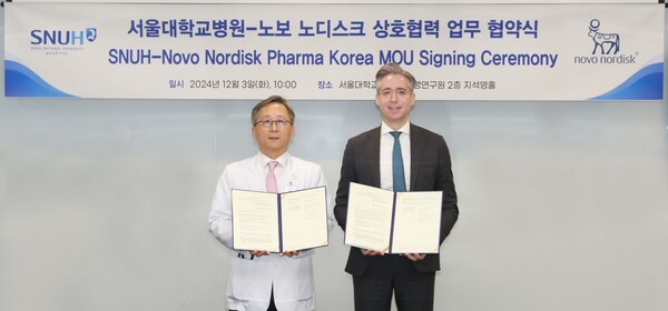 사샤 세미엔추크 한국 노보 노디스크제약 대표(우)와 김용진 서울대학교병원 의생명연구원장(좌)이 임상시험 전략적 파트너십을 위한 MOU를 체결했다. /한국 노보 노디스크제약 제공