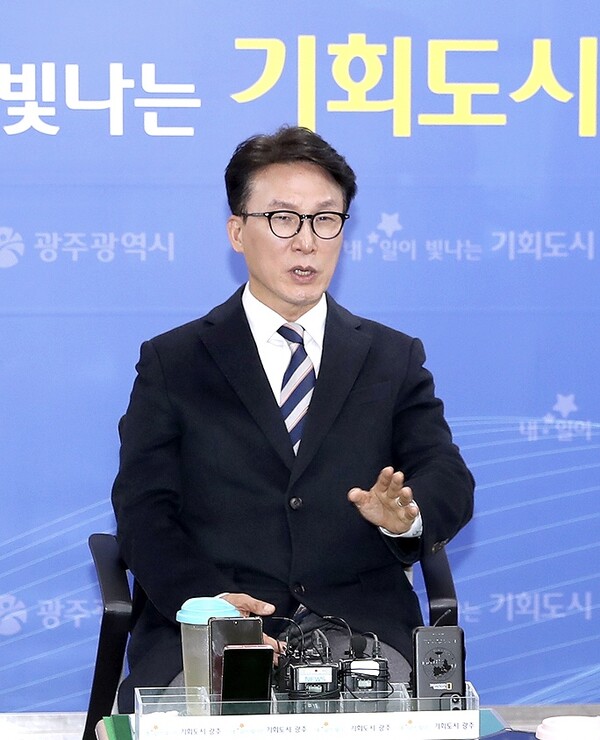 더불어민주당 김민석 최고위원이 26일 기자 간담회에서 자신의 입장을 밝히고 있다. /광주시 제공