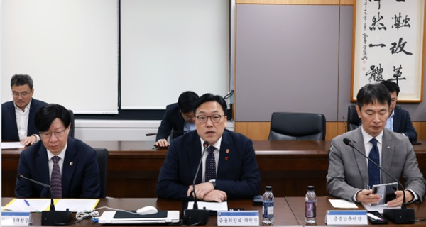 김병환 금융위원장은 4일 오전 서울 종로구 정부서울청사에서 금융감독원장, 금융공공기관 등 유관기관장 및 금융협회장들과 금융상황점검회의를 개최해 시장상황을 점검하고 향후 대응과제에 대해 논의했다. /금융위원회 제공