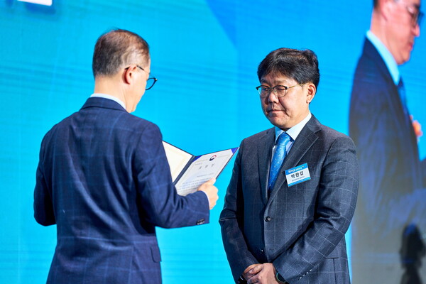 종근당바이오는 최근 서울 중구 웨스틴조선호텔에서 개최된 ‘2024 바이오산업의 날’ 행사에서 생물보안관리 유공을 인정받아 산업통상자원부 장관상을 수상했다. /종근당 제공