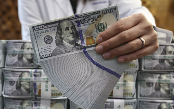 지난 3일 밤 윤석열 대통령의 비상계엄 선포로 원화는 1달러당 1443원까지 치솟았다./사진=연합뉴스