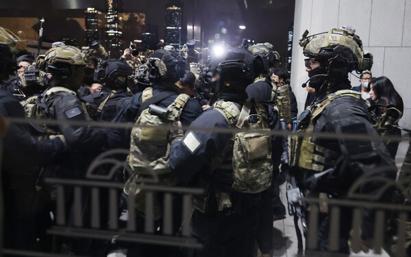 윤석열 대통령이 3일 밤 비상계엄을 선포한 가운데 4일 자정께 서울 영등포구 여의도 국회 본관으로 계엄군이 진입 준비를 하고 있다./사진=연합뉴스