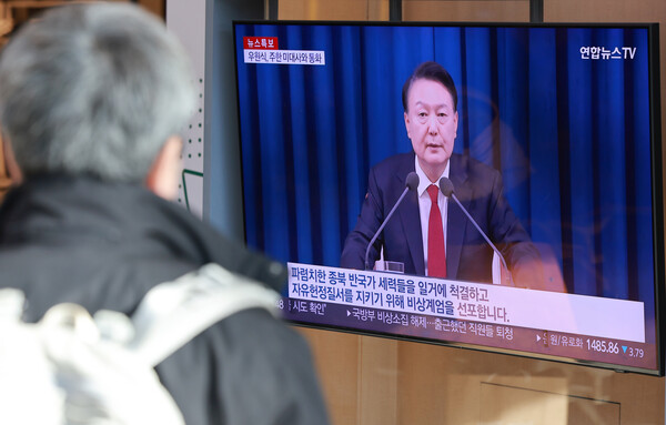 윤석열 대통령이 비상계엄 선포를 해제한 4일 서울역 대합실에서 시민이 비상계엄 사태 관련 보도를 보고 있다./사진=연합뉴스