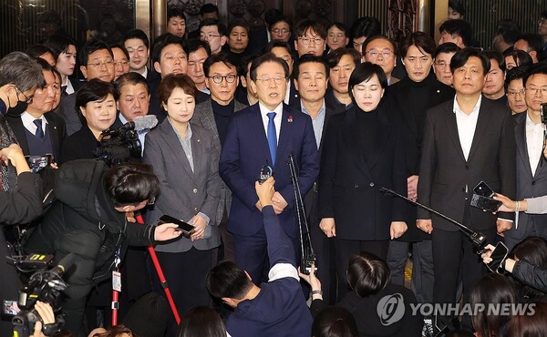 더불어민주당이 윤석열 대통령 등에 대해 내란죄로 고발하고 탄핵을 추진하기로 했다. /연합뉴스