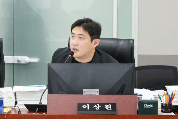 경기도의회 이상원 의원은 3일 예산결산특별위원회 본예산 심사에서 기후환경에너지국 기후위성과 재생에너지 이익공유제 사업의 문제점을 지적했다. / 경기도의회 제공