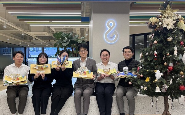 제뉴원사이언스가 3일 본사에서 임직원과 함께 '어린이 환경교육 동화 팝업북' 만들기 봉사활동을 진행했다. /제뉴원사이언스 제공