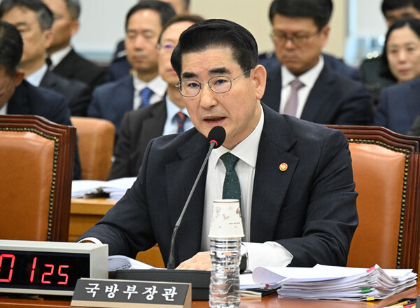 국방부는 3일 오후 김용현 장관이 전군 주요지휘관 회의를 개최하고 전군에 비상경계 및 대비태세 강화 지시를 내렸다고 밝혔다. / 연합뉴스