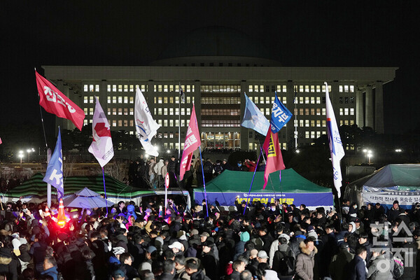 윤석열 대통령이 비상 계엄령을 선포한 지난 3일 밤 서울 여의도 국회 앞에 시민들이 시위를 하고 있다. / 최대성 기자