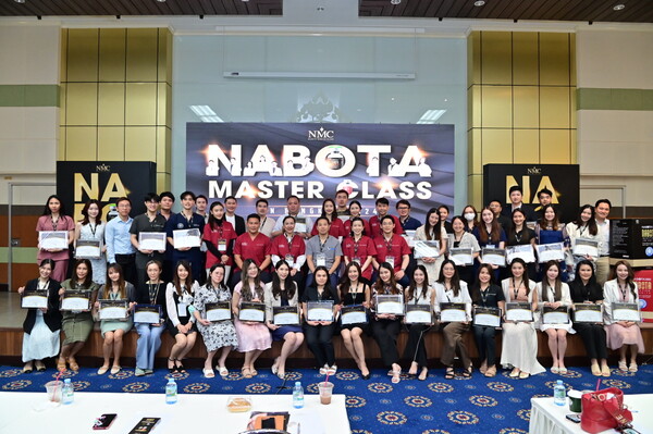 태국 방콕에서 개최된 ‘NABOTA Master Class(NMC)에 참가한 의료진들이 기념 촬영을 하고 있다./대웅제약 제공