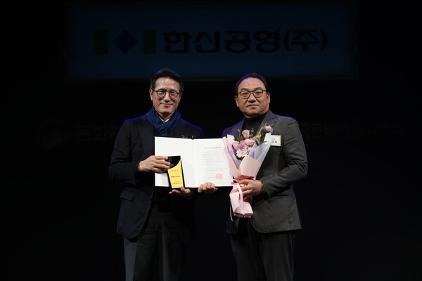 정병국 한국문화예술위원회 위원장(왼쪽)과 김정훈 한신공영 기획담당임원이 문화예술후원 우수기관 신규인증 기념촬영을 하고 있다./사진=한신공영