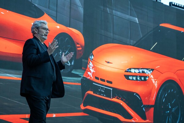 4일(현지시각) UAE 두바이 아르마니 호텔에서 열린 ‘제네시스 모터스포츠 프리미어’에서 루크 동커볼케 사장이 발표하고 있다. / 제네시스