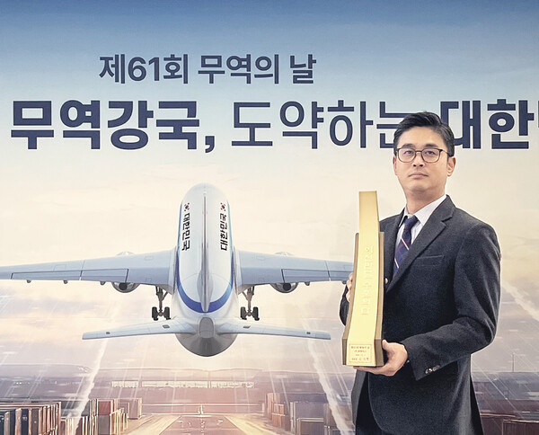 휴메딕스가 제61회 무역의 날 기념식에서 '이천만불 수출의 탑'과 '산업통상부 장관 표창'을 수상했다./휴메딕스 제공