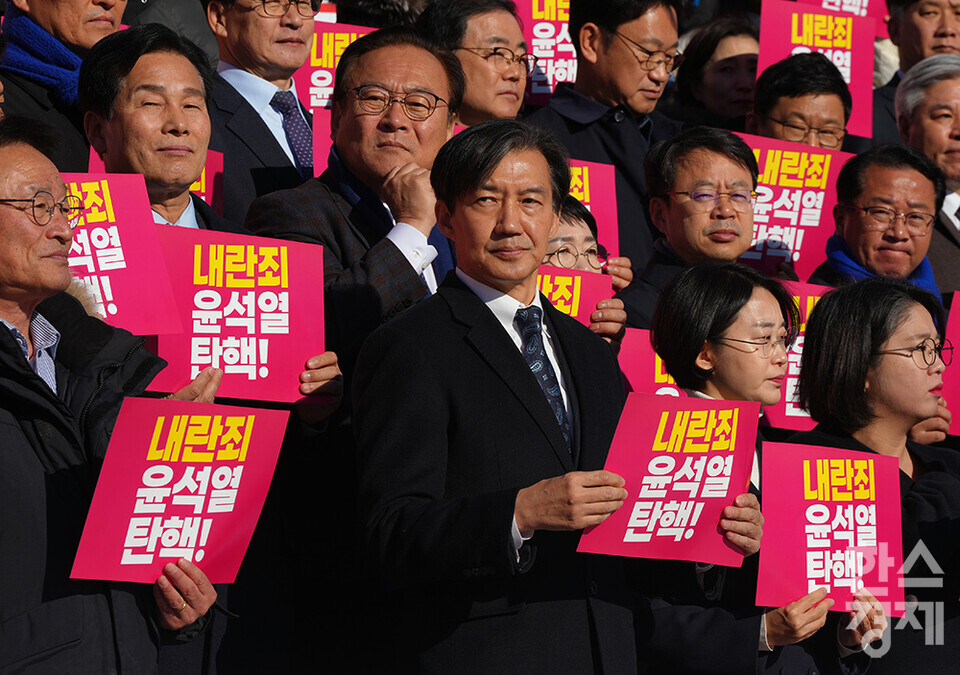 6일 서울 여의도 국회 본관 앞 계단에서 내란 동조 국민의힘 규탄 및 탄핵소추안 가결 촉구 제 시민사회 및 야당 공동기자회견이 열리고 있다. 조국혁신당 조국 대표가 피켓을 들고 참여하고 있다. /최대성 기자 dpdaesung@sporbiz.co.kr 2024.12.06.