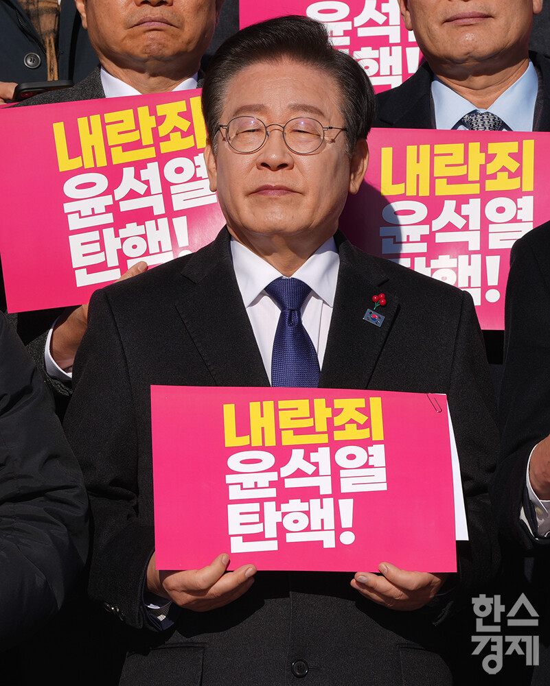 6일 서울 여의도 국회 본관 앞 계단에서 내란 동조 국민의힘 규탄 및 탄핵소추안 가결 촉구 제 시민사회 및 야당 공동기자회견이 열리고 있다. 더불어민주당 이재명 대표가 피켓을 들고 있다. /최대성 기자 dpdaesung@sporbiz.co.kr 2024.12.06.