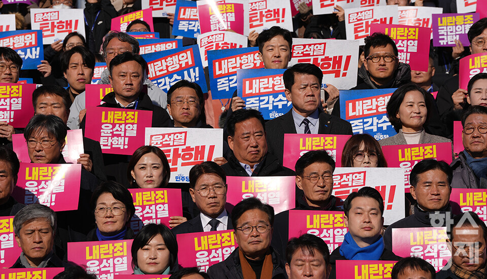 6일 서울 여의도 국회 본관 앞 계단에서 내란 동조 국민의힘 규탄 및 탄핵소추안 가결 촉구 제 시민사회 및 야당 공동기자회견이 열리고 있다. /최대성 기자 dpdaesung@sporbiz.co.kr 2024.12.06.