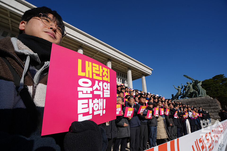 6일 서울 여의도 국회 본관 앞 계단에서 내란 동조 국민의힘 규탄 및 탄핵소추안 가결 촉구 제 시민사회 및 야당 공동기자회견이 열리고 있다. /최대성 기자 dpdaesung@sporbiz.co.kr 2024.12.06.