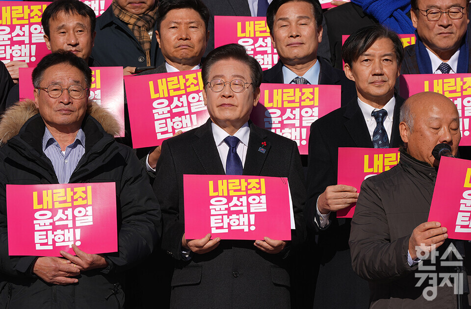 6일 서울 여의도 국회 본관 앞 계단에서 내란 동조 국민의힘 규탄 및 탄핵소추안 가결 촉구 제 시민사회 및 야당 공동기자회견이 열리고 있다. /최대성 기자 dpdaesung@sporbiz.co.kr 2024.12.06.