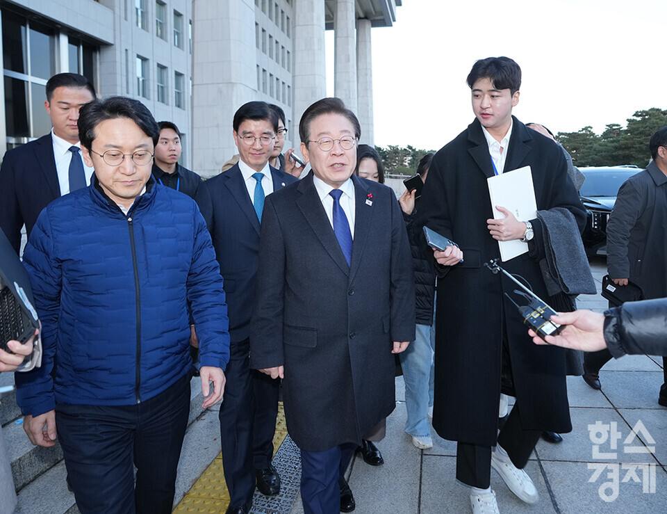 더불어민주당 이재명 대표가 6일 오후 서울 여의도 국회의사당을 나서고 있다.  /최대성 기자 dpdaesung@sporbiz.co.kr 2024.12.06.