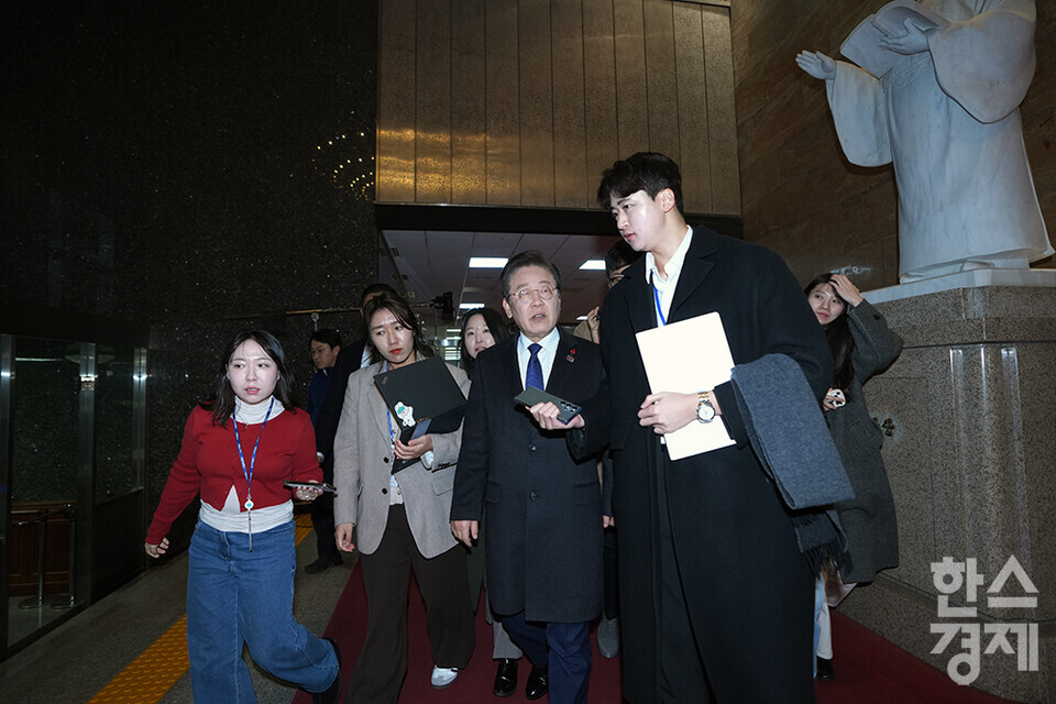 더불어민주당 이재명 대표가 6일 오후 서울 여의도 국회의사당을 나서고 있다.  /최대성 기자 dpdaesung@sporbiz.co.kr 2024.12.06.