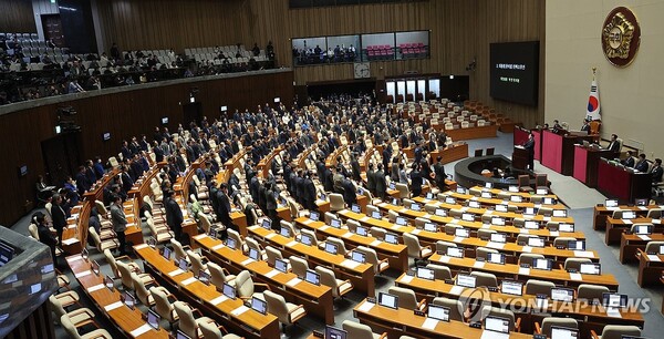 표결 불참한 국민의힘 의원 호명하는 야당 의원들. /연합뉴스