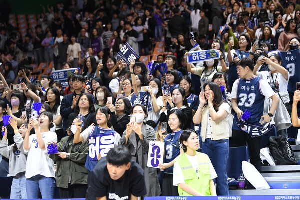 프로농구 부산 KCC 이지스 허웅을 응원해는 팬들. /KBL 제공