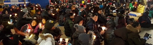박근혜 대통령 탄핵을 요구하며 가졌던 2016년 말 촛불집회 당시 모습. 