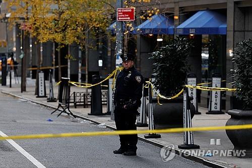 폴리스라인 쳐진 유나이티드헬스그룹 CEO 피살 현장. / 로이터 연합뉴스.