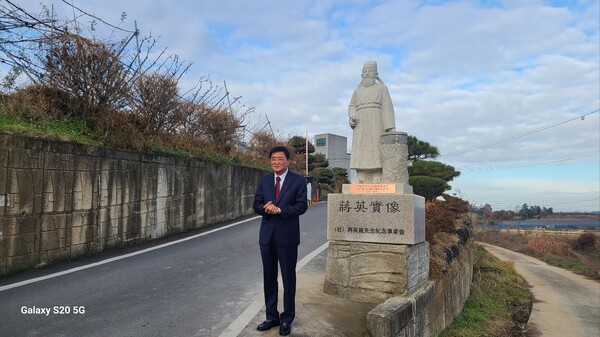장영실 국제과학문화상 본상을 수상한 새롬한방제약 김종윤 회장이  축하객들에게 수상소감을 밝히고 있다. /주남현 기자